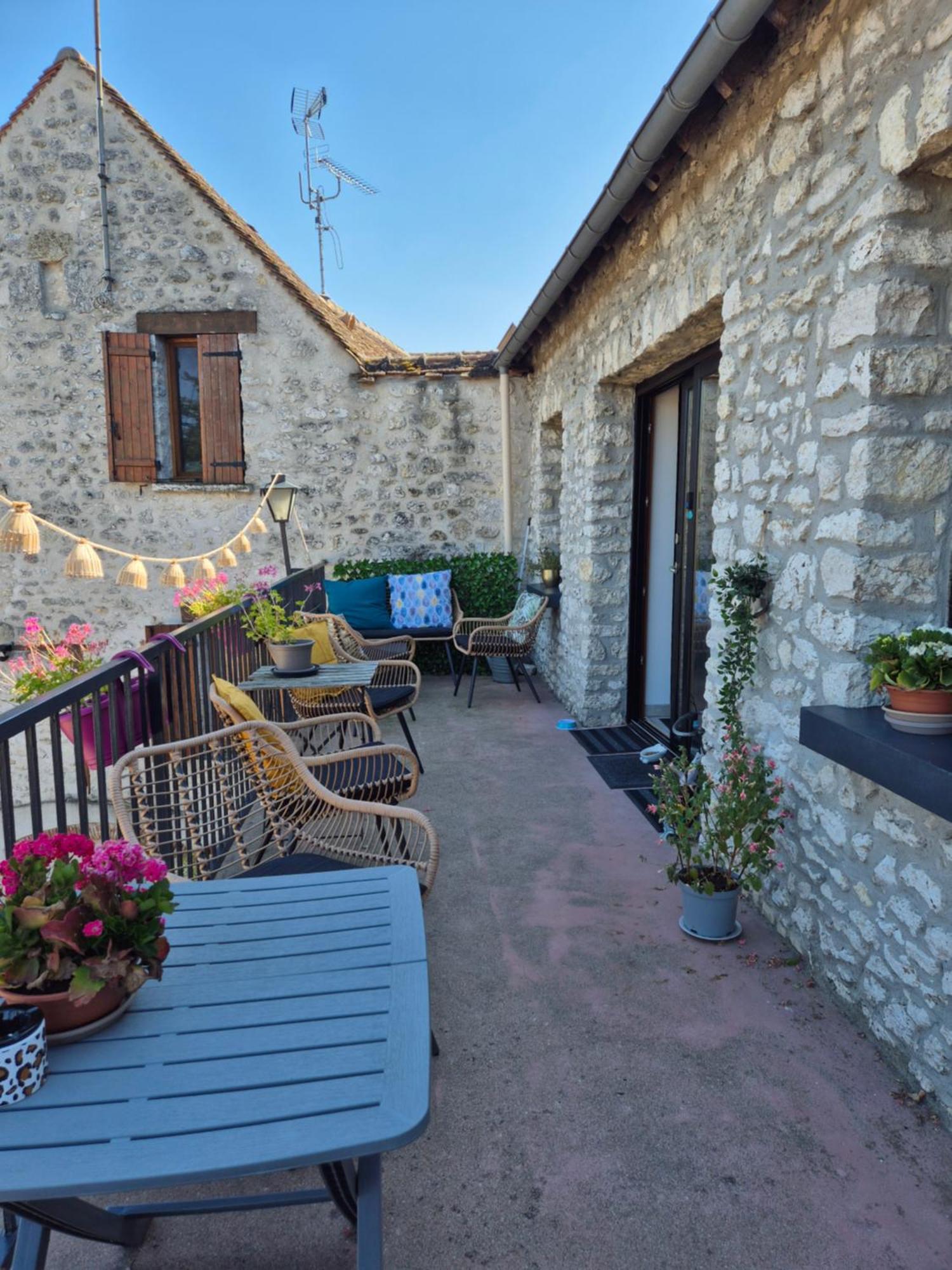 L'Eden Cache Hotell Beaune-la-Rolande Exteriör bild